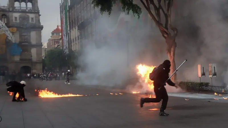 Enfrentamiento entre manifestantes y policías